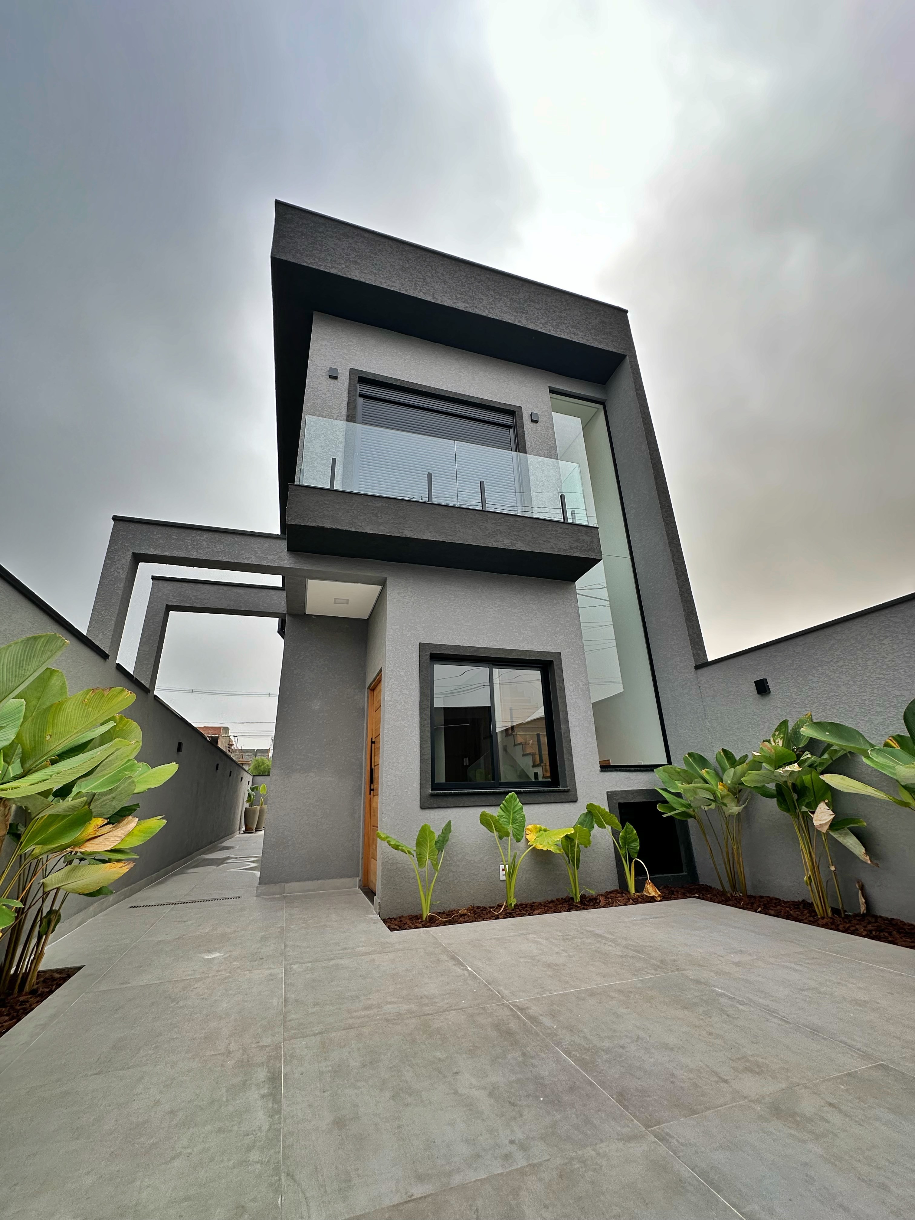 Fachada contemporânea da casa no Condomínio Nova Jaguarí