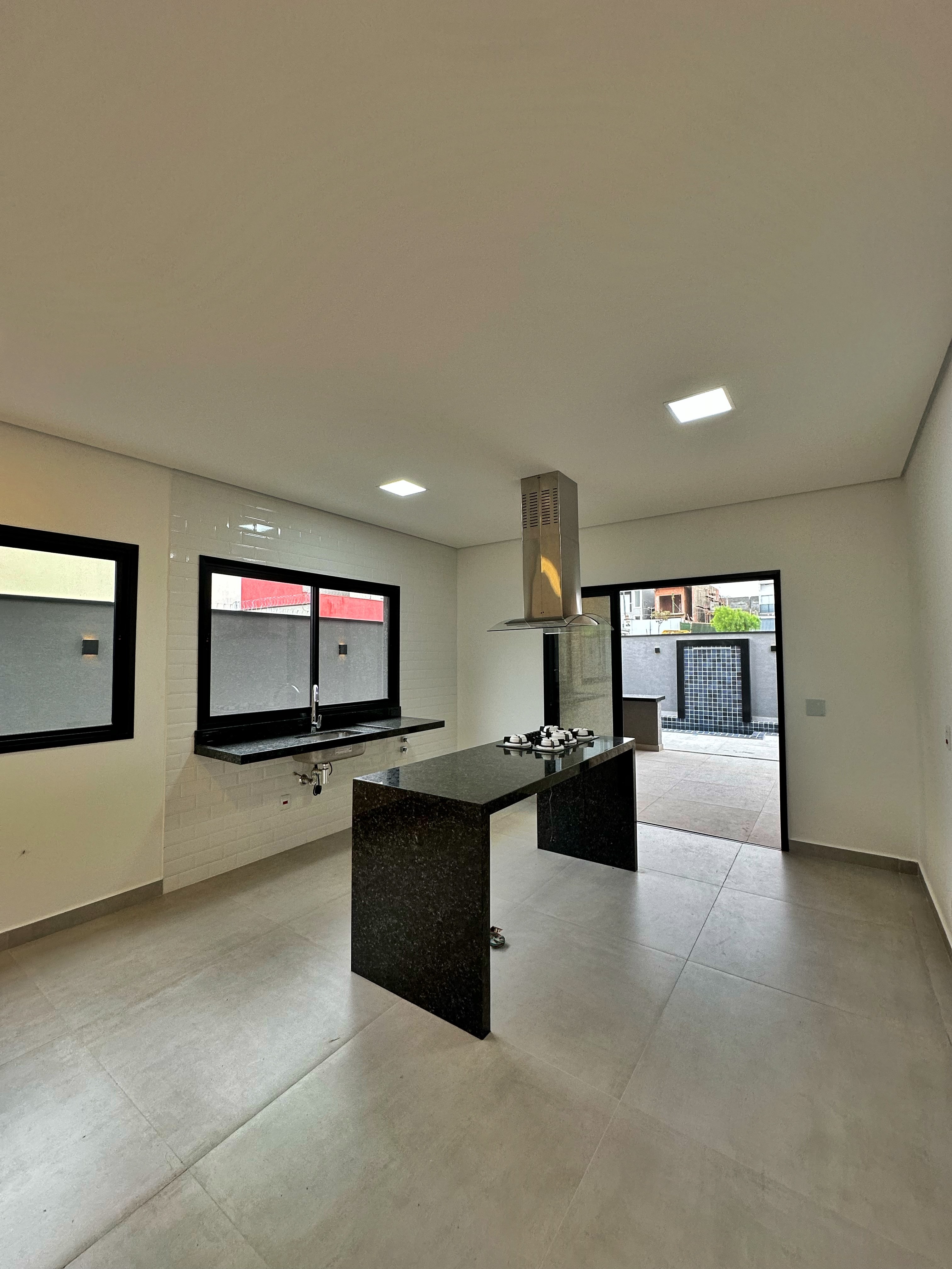Cozinha com ilha, cooktop e coifa