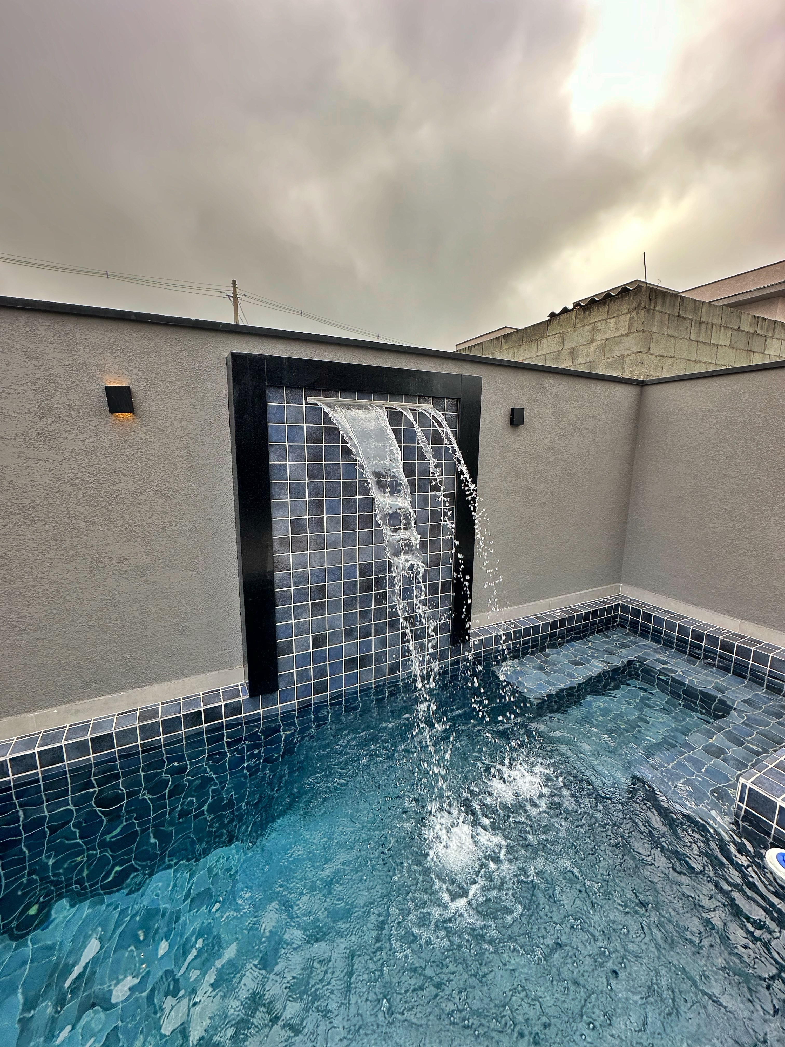 Piscina com cascata