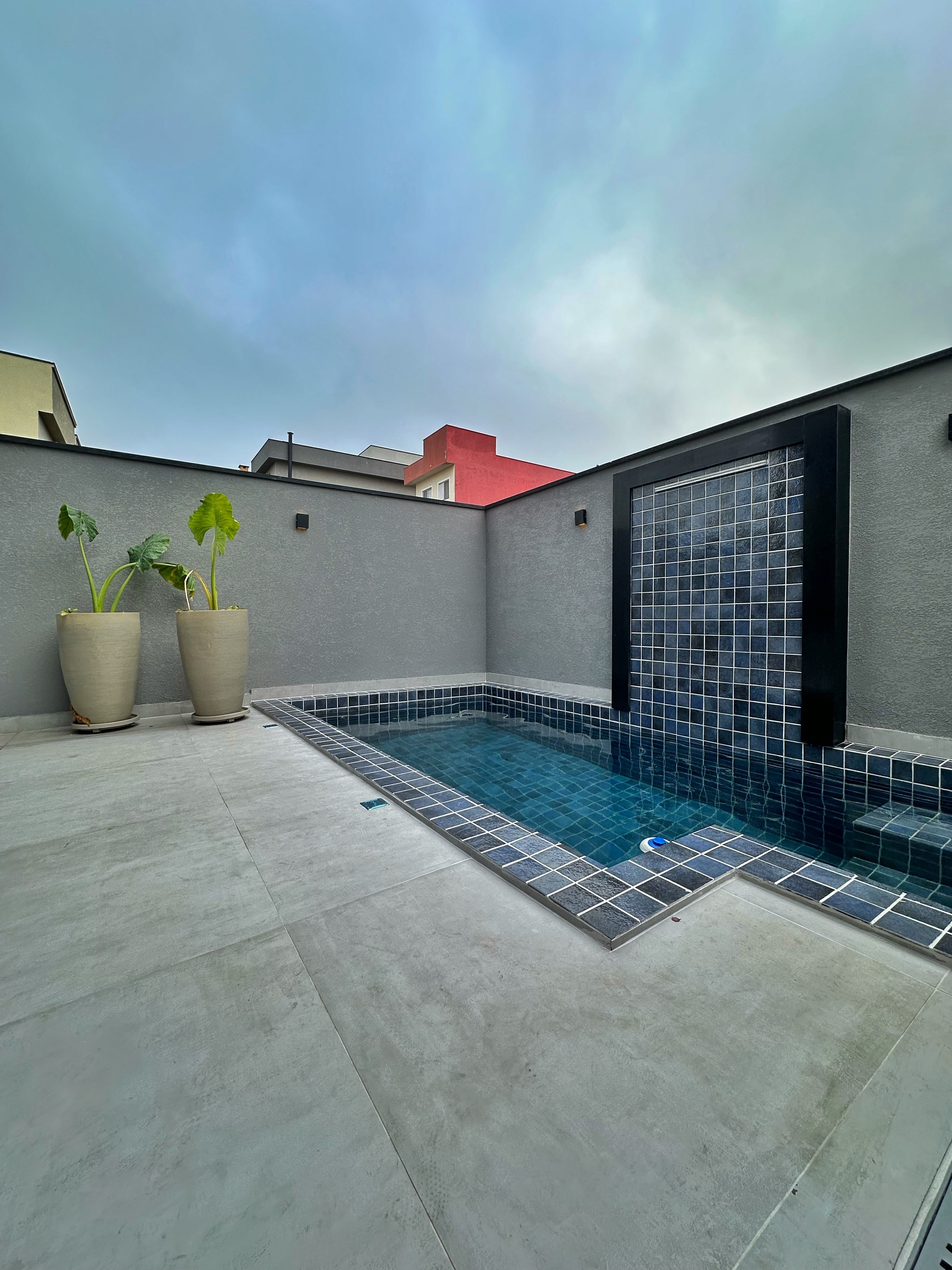 Deck da piscina com revestimento em pastilha