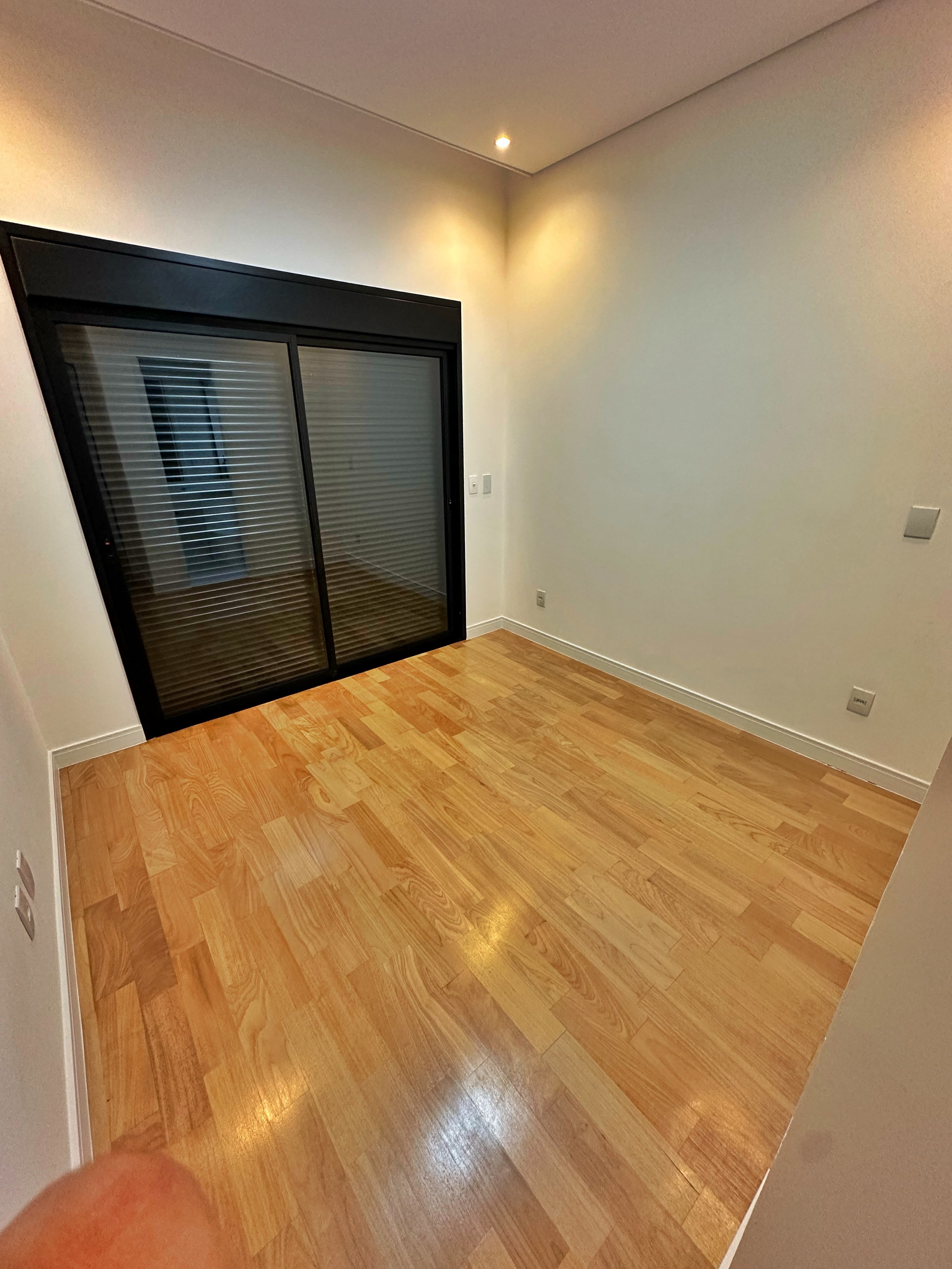 Suíte com piso em madeira garapeira