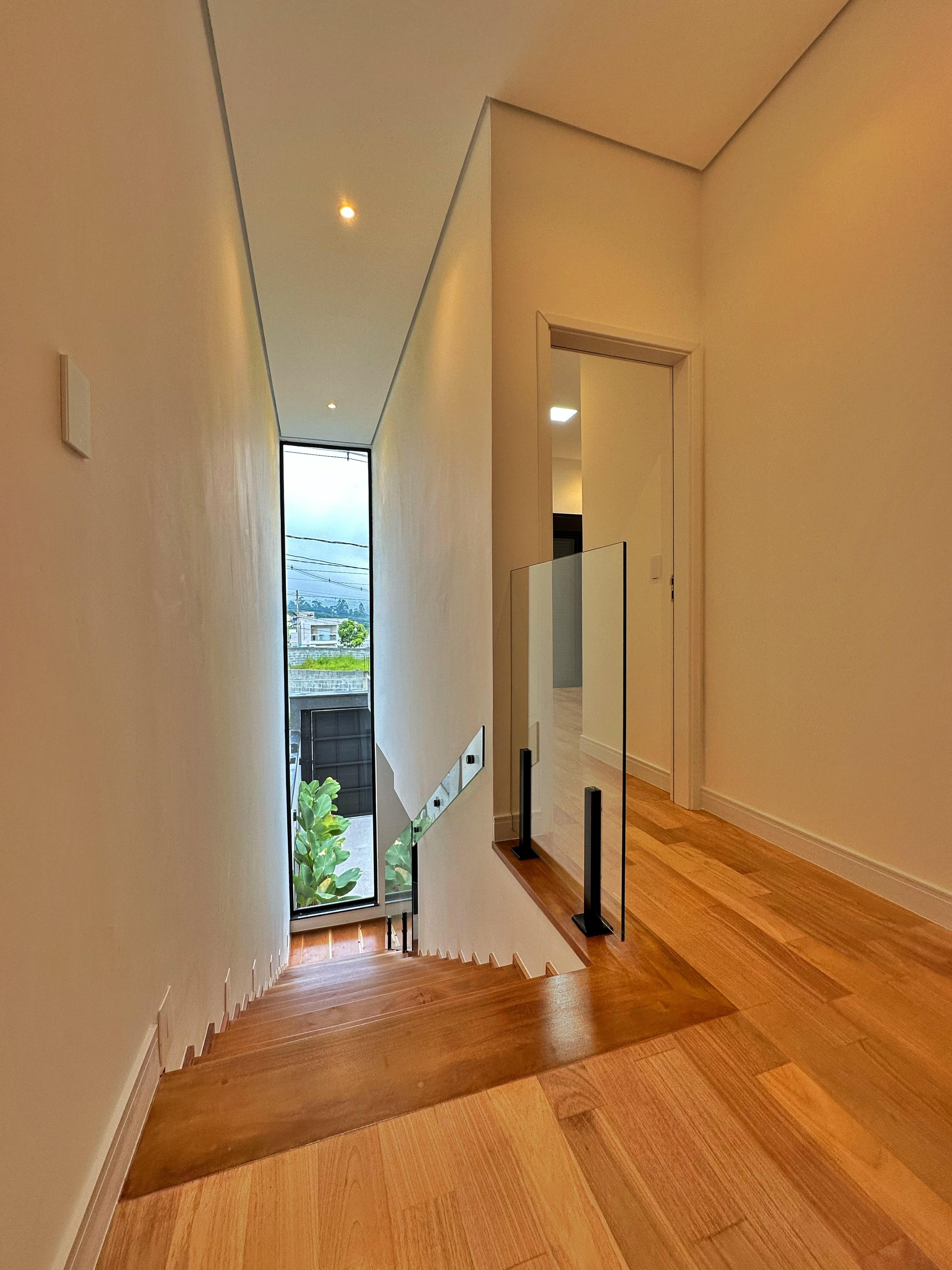 Hall superior com piso em madeira